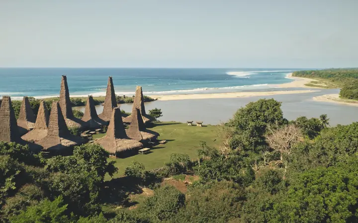 Kampung Adat Ratenggaro di tepi pantai Sumba Barat Daya